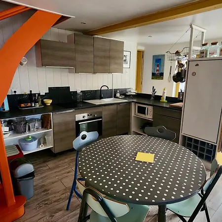 La Petite Maison En Bois Bleue